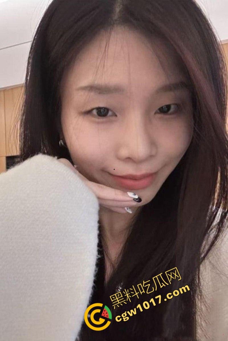 长沙工业学院大二清纯学姐【李芊婉】不雅视频曝光,雪肌黑丝大长腿,高潮迭起翻白眼,校园女神淫荡自慰,大屌猛插满足欲火-1