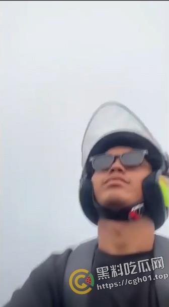 分头行动！男子骑摩托车玩手机被卡车冲撞 当场人头分离 现场血腥画面流出-2