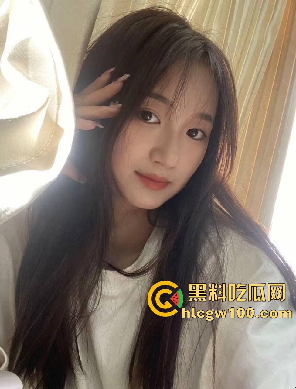 西安交通大学大四学姐【钟珂怡】私密视频泄露,网上裸聊自慰极品骚货饥渴难耐。-2