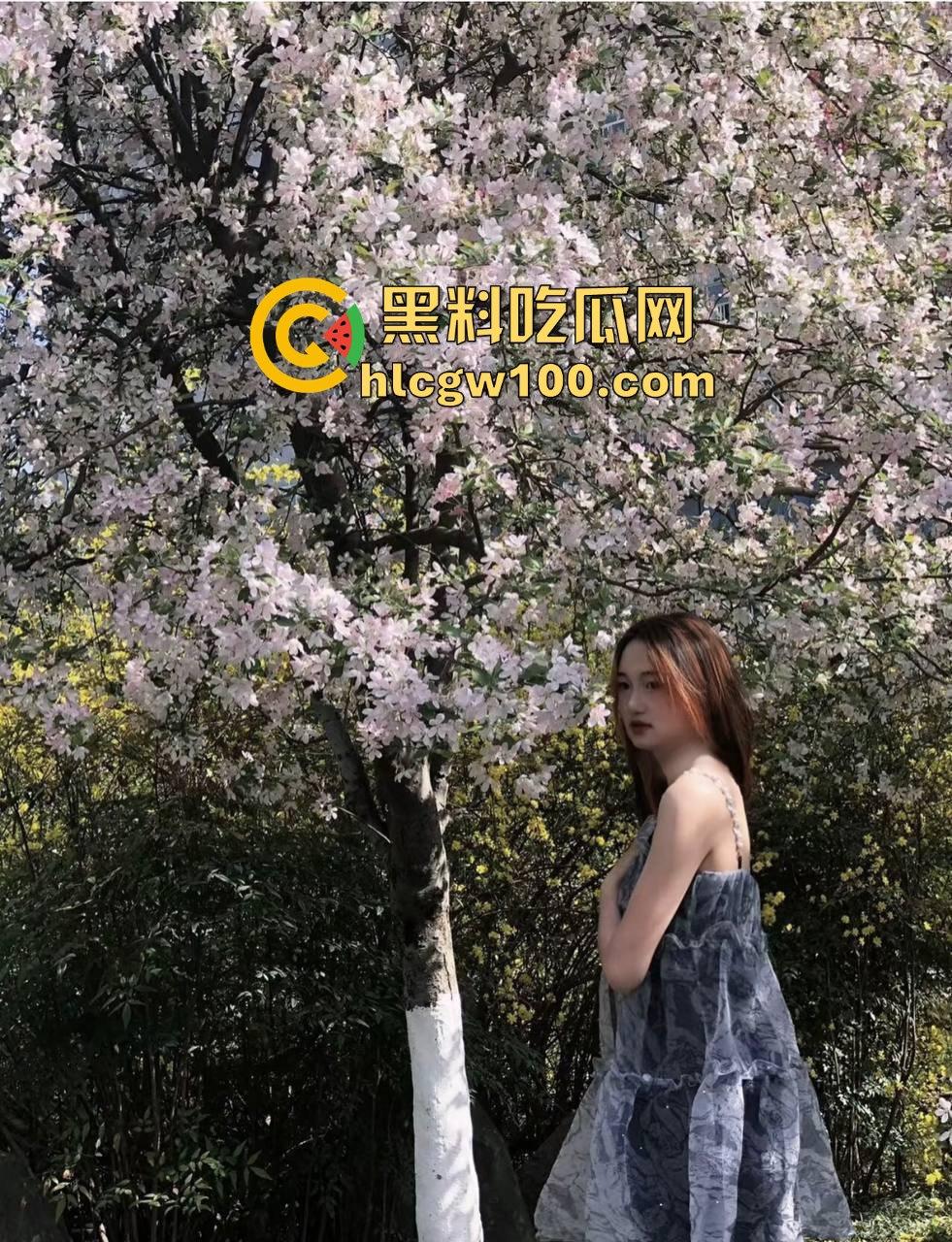 西安交通大学大四学姐【钟珂怡】私密视频泄露,网上裸聊自慰极品骚货饥渴难耐。-3