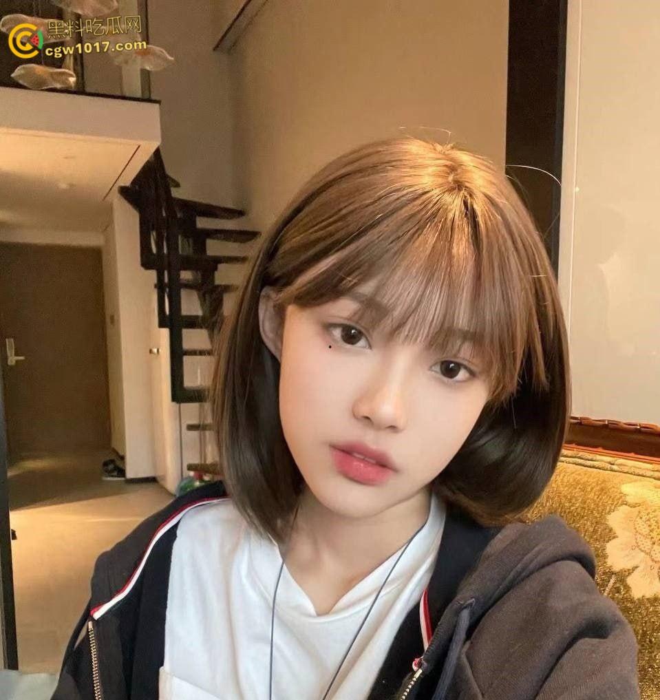 抖音高颜值网红【齐靖煊】，再现艳照门事件，火辣身材诱人胴体，自慰露出样样精通，完美露脸实锤无疑 ！-2