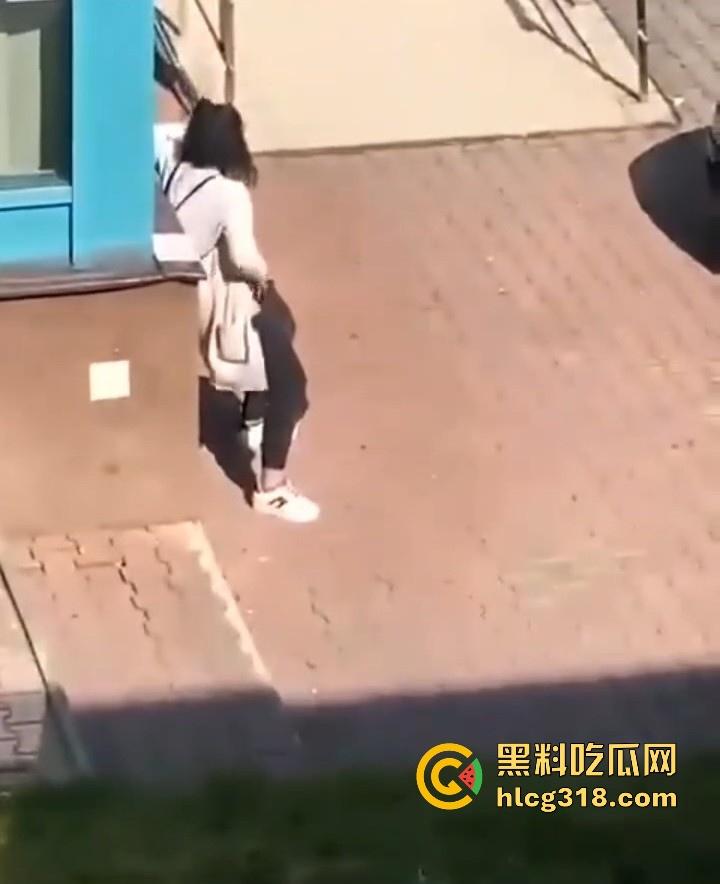 欧美大洋妞街上在线抠逼,不明原因的阴道瘙痒,眼看四下无人脱掉裤子自行止痒!-1