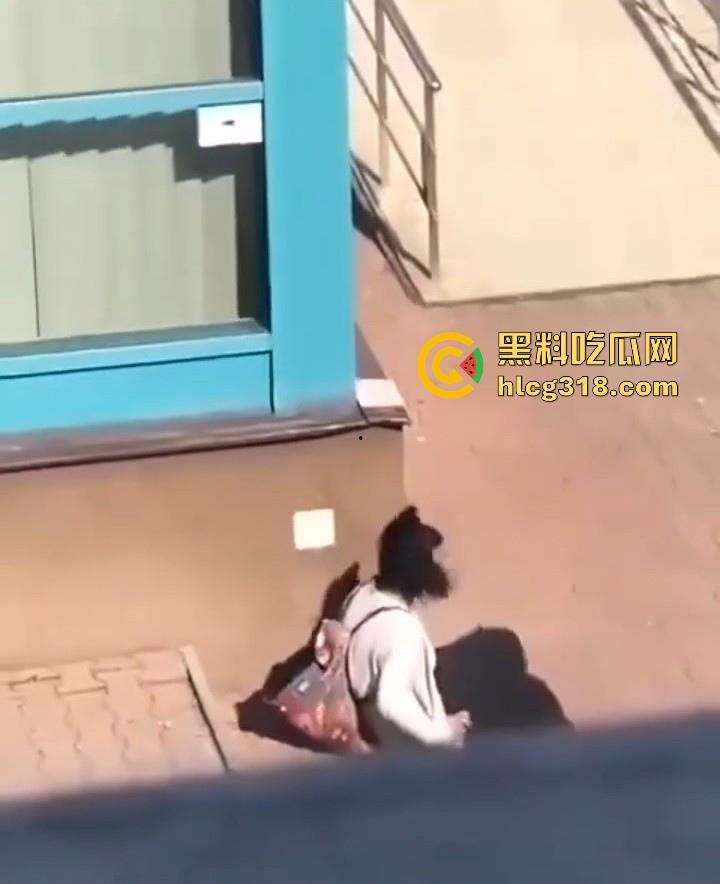 欧美大洋妞街上在线抠逼,不明原因的阴道瘙痒,眼看四下无人脱掉裤子自行止痒!-5