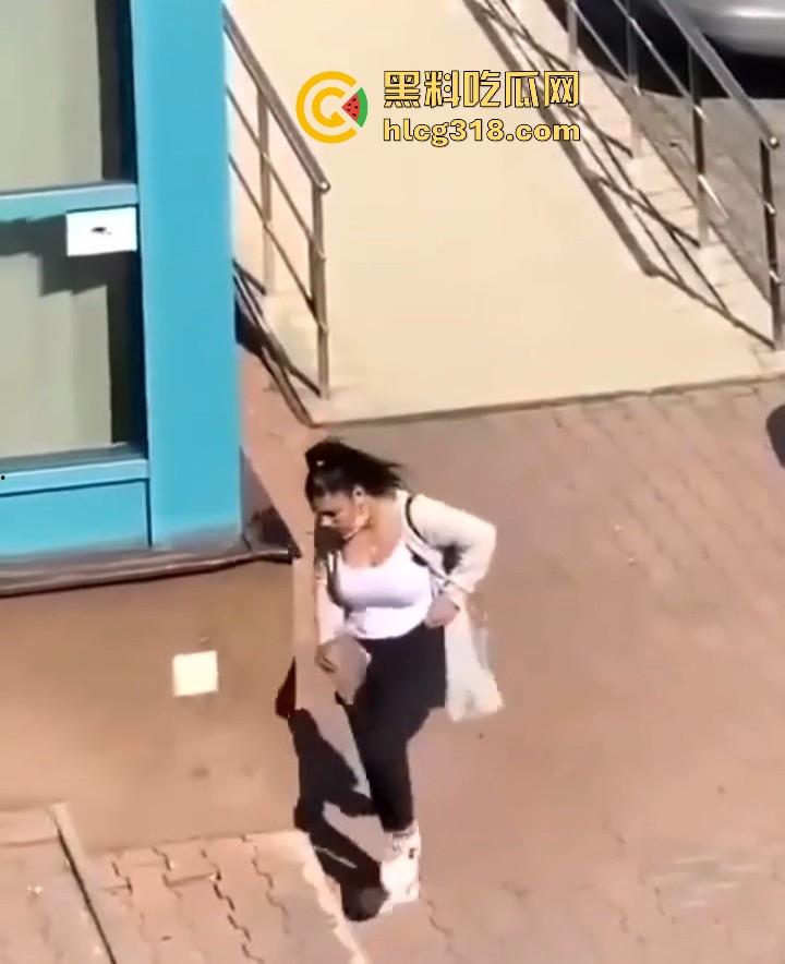 欧美大洋妞街上在线抠逼,不明原因的阴道瘙痒,眼看四下无人脱掉裤子自行止痒!-10