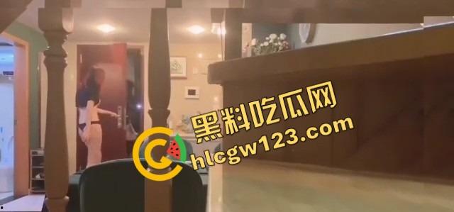 主人命令她勾引外卖小哥，她脱光了他却背过身，饿了么小哥怒斥我只是来送饭的，别搞这出！-2