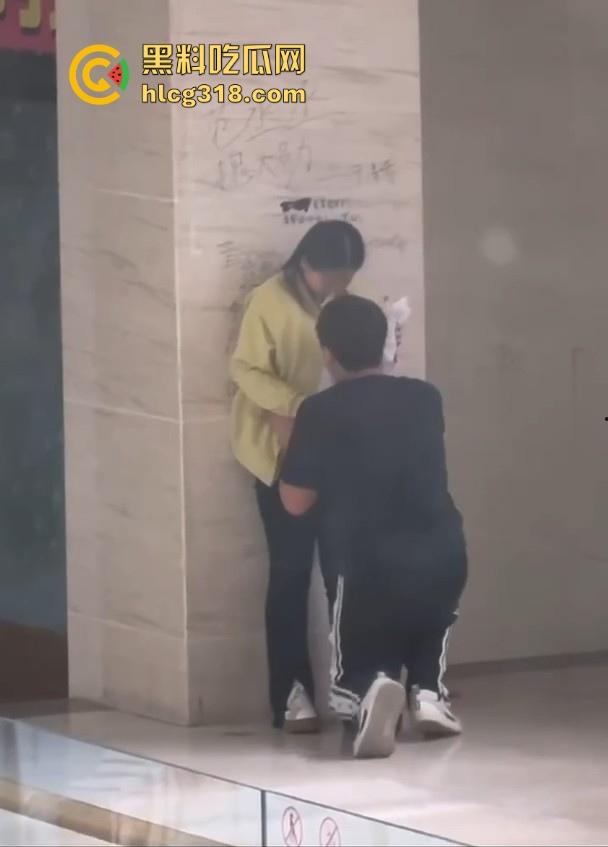 孩子这么大还没有断奶？淫荡小情侣商场角落在线吃奶，下跪头埋胸狂舔大奶，可能孩子真饿了！-2