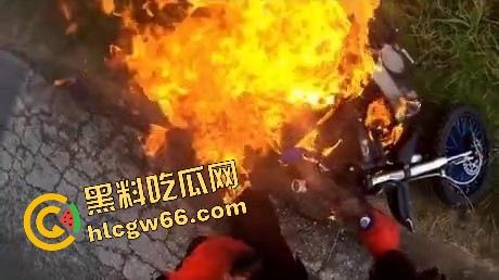 老外人少真不是巧合，不是骑摩托玩火变亡灵骑士，就是160码飙车边超车边看比基尼大胸妹还不忘点赞！-4