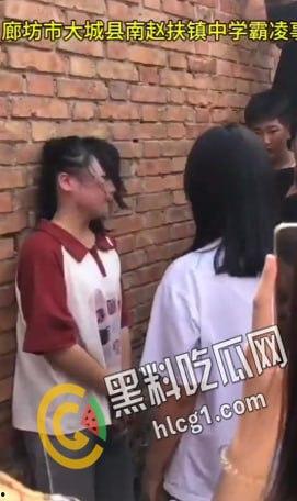 校园欺凌！河北廊坊大城县南赵扶镇某中学 几十个学生起哄狂扇女生耳光 可怜的女生只能缩在墙边任人宰割-2