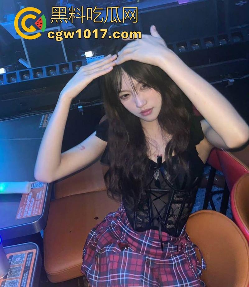 杭州工商大学顶级小美【林馨悦】高颜值极品母狗,露脸深情舔舐大屌,公厕镜前翘臀猛挨后入,简直是高功率榨精姬!-1