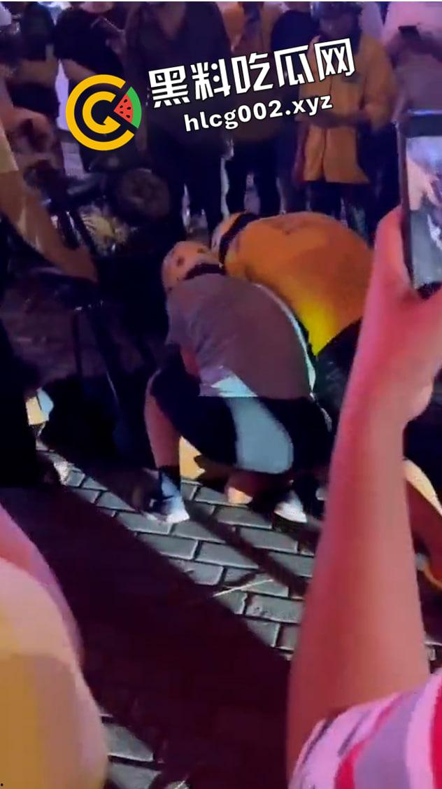 海南海口玉沙路 外卖小哥大战精神病将其制服 场面堪比拍电影 前排吃瓜直达-7