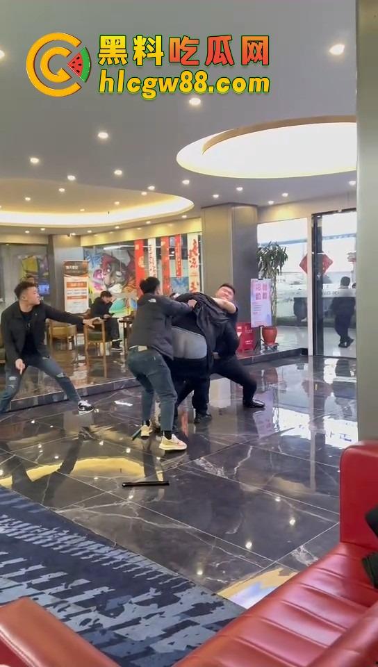 石家庄台球厅惊现羞耻格斗,3个小壮年打架上头 不光揍人 还直接扒裤子 多少有点冒昧了吧?-3