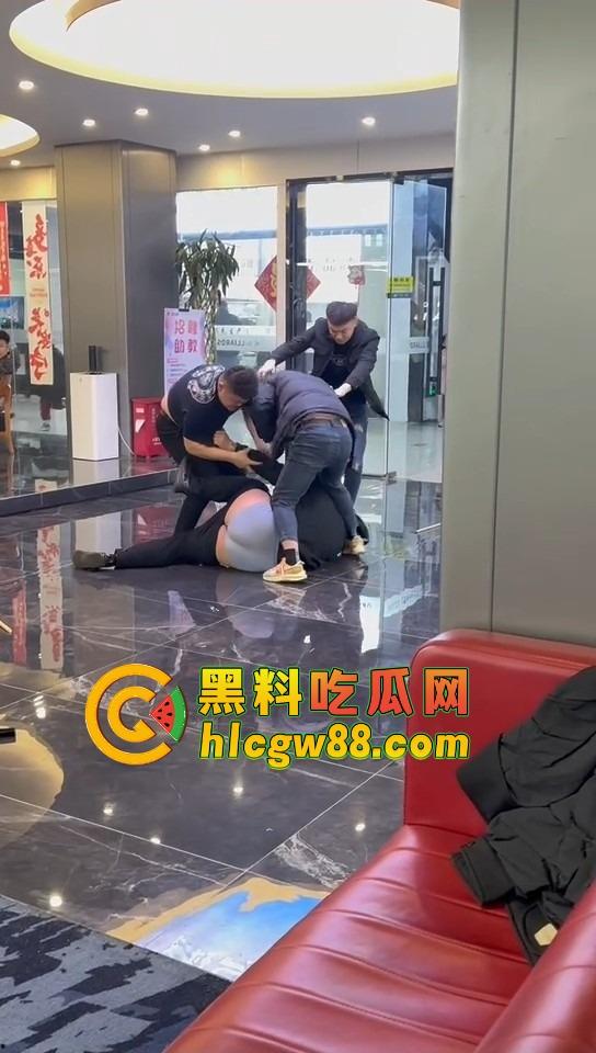 石家庄台球厅惊现羞耻格斗,3个小壮年打架上头 不光揍人 还直接扒裤子 多少有点冒昧了吧?-5