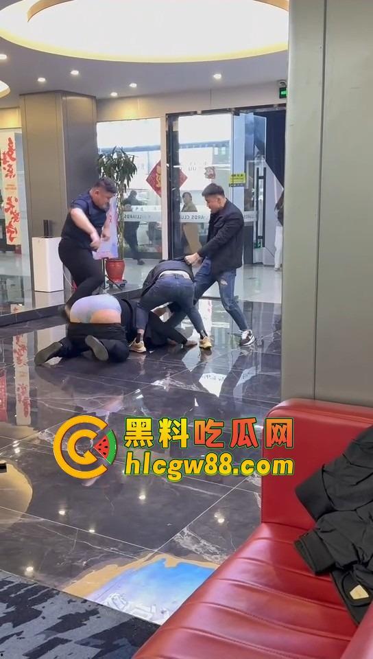 石家庄台球厅惊现羞耻格斗,3个小壮年打架上头 不光揍人 还直接扒裤子 多少有点冒昧了吧?-6