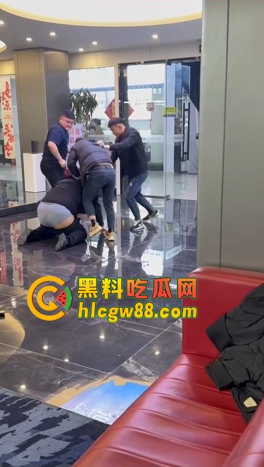 石家庄台球厅惊现羞耻格斗,3个小壮年打架上头 不光揍人 还直接扒裤子 多少有点冒昧了吧?-7