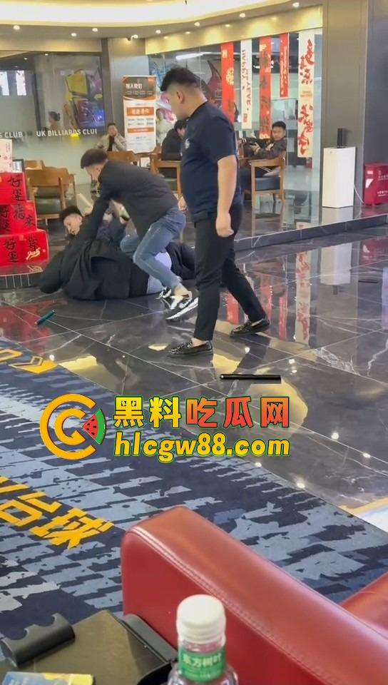 石家庄台球厅惊现羞耻格斗,3个小壮年打架上头 不光揍人 还直接扒裤子 多少有点冒昧了吧?-8