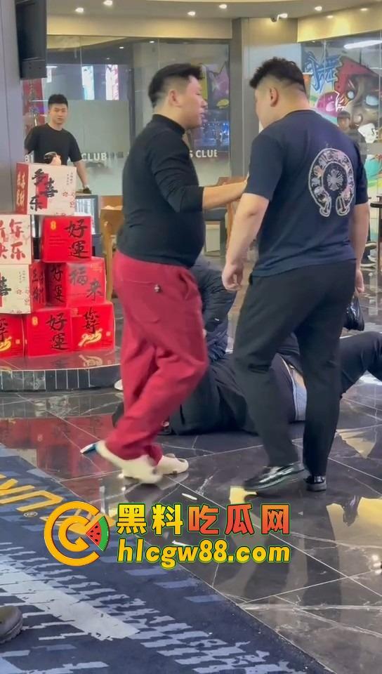 石家庄台球厅惊现羞耻格斗,3个小壮年打架上头 不光揍人 还直接扒裤子 多少有点冒昧了吧?-10