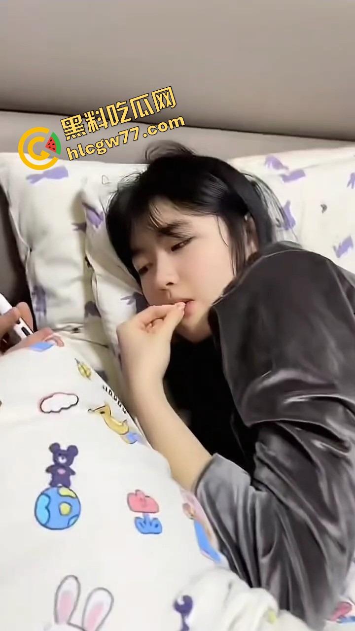 足控晚癌晚期患者现场发疯,明明有骚逼不草,非要拿脚打胶,精液都委屈!-2