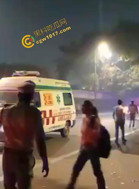 印度新德里景区爆炸震惊世人,鲜血渗透街道,8人当场死亡,惨烈火光照亮恐怖夜空,如同地狱修罗场!-1