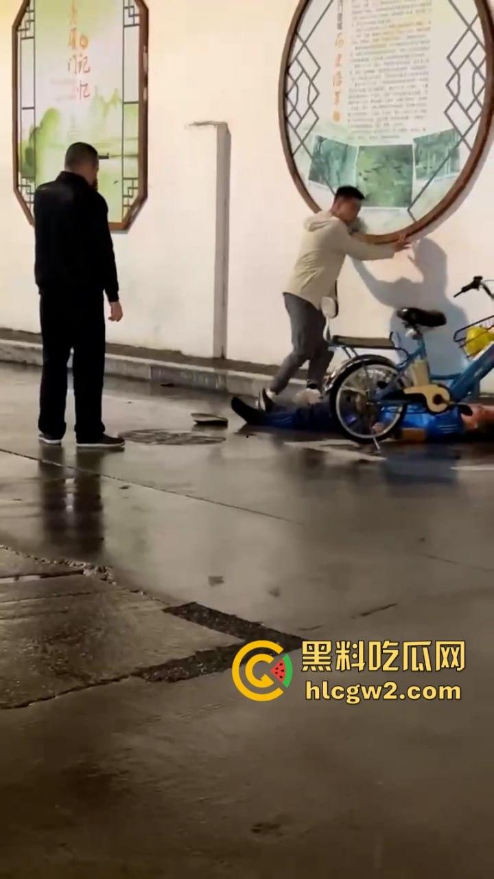 三男街头打架 上海拳皇当街展示拳脚功 一击ko绝杀挑衅男 倒头就睡-1