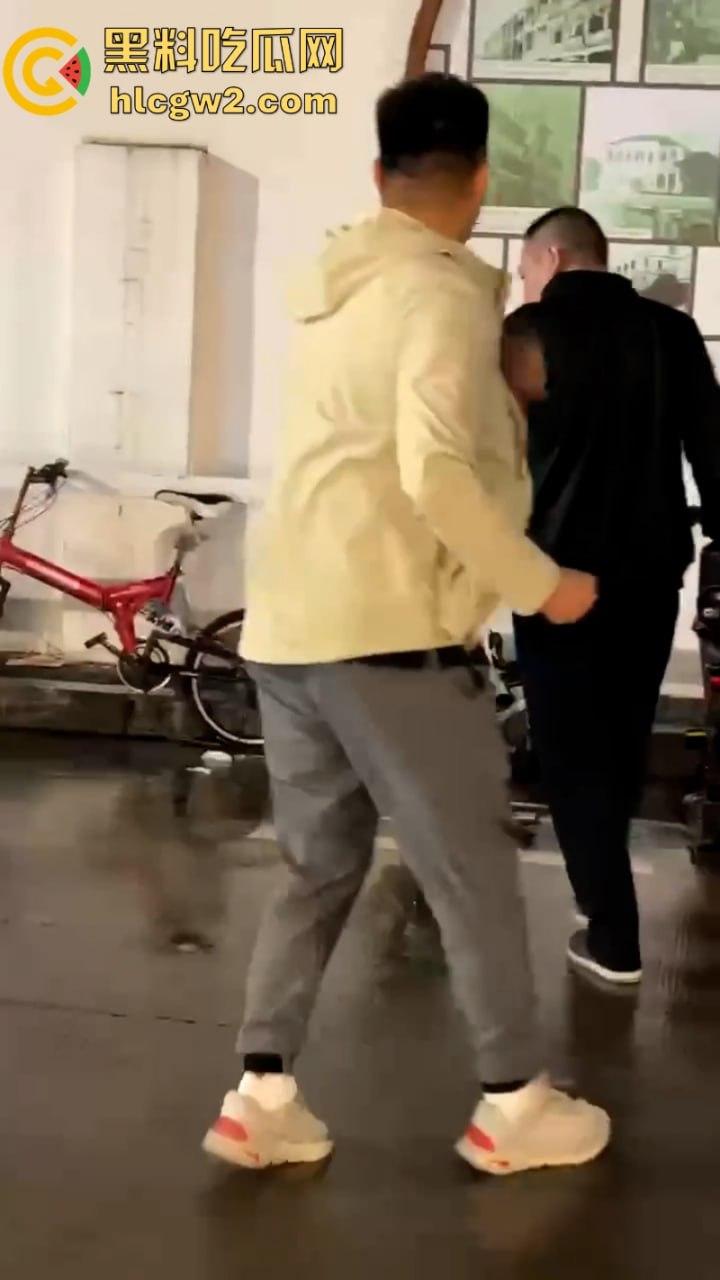 三男街头打架 上海拳皇当街展示拳脚功 一击ko绝杀挑衅男 倒头就睡-6