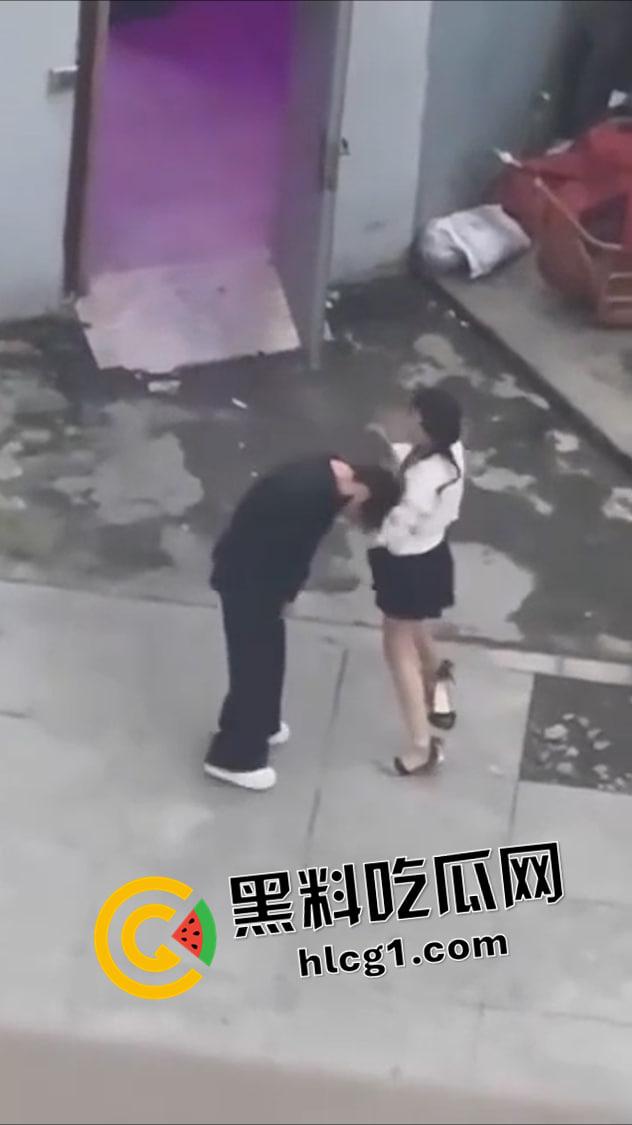 蟑螂系女友！同时对峙两个男友 跳楼后毫发无伤还在纠缠 被抱摔内脏出血 真是不作不会死啊-1