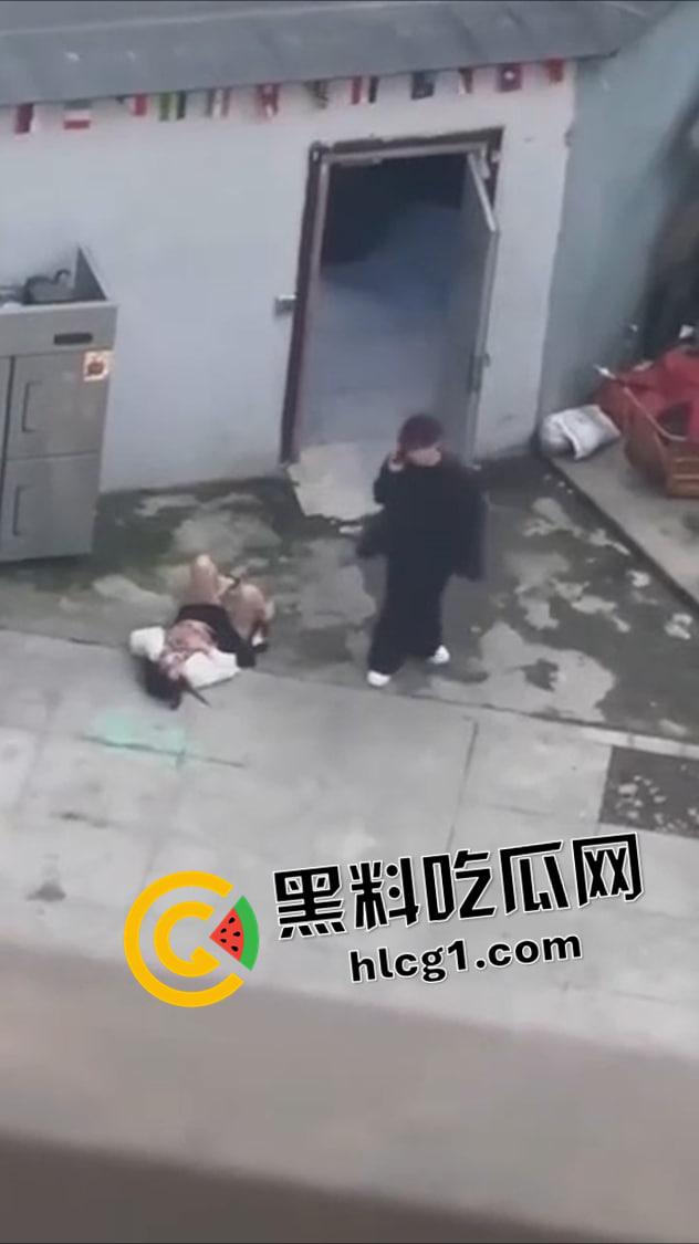 蟑螂系女友！同时对峙两个男友 跳楼后毫发无伤还在纠缠 被抱摔内脏出血 真是不作不会死啊-3