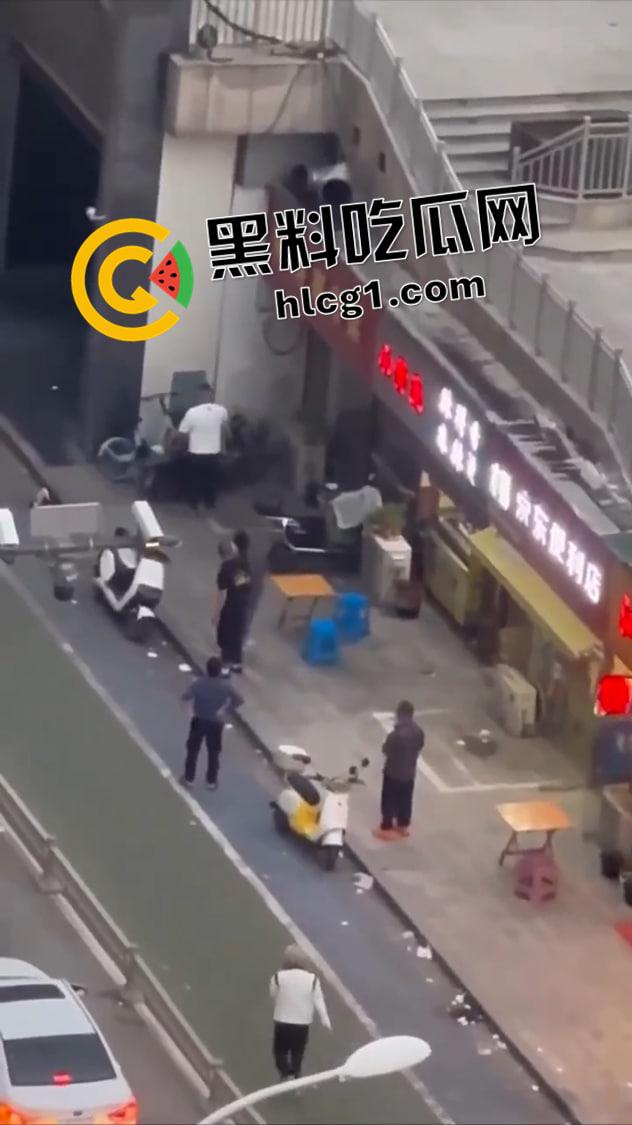 蟑螂系女友！同时对峙两个男友 跳楼后毫发无伤还在纠缠 被抱摔内脏出血 真是不作不会死啊-5