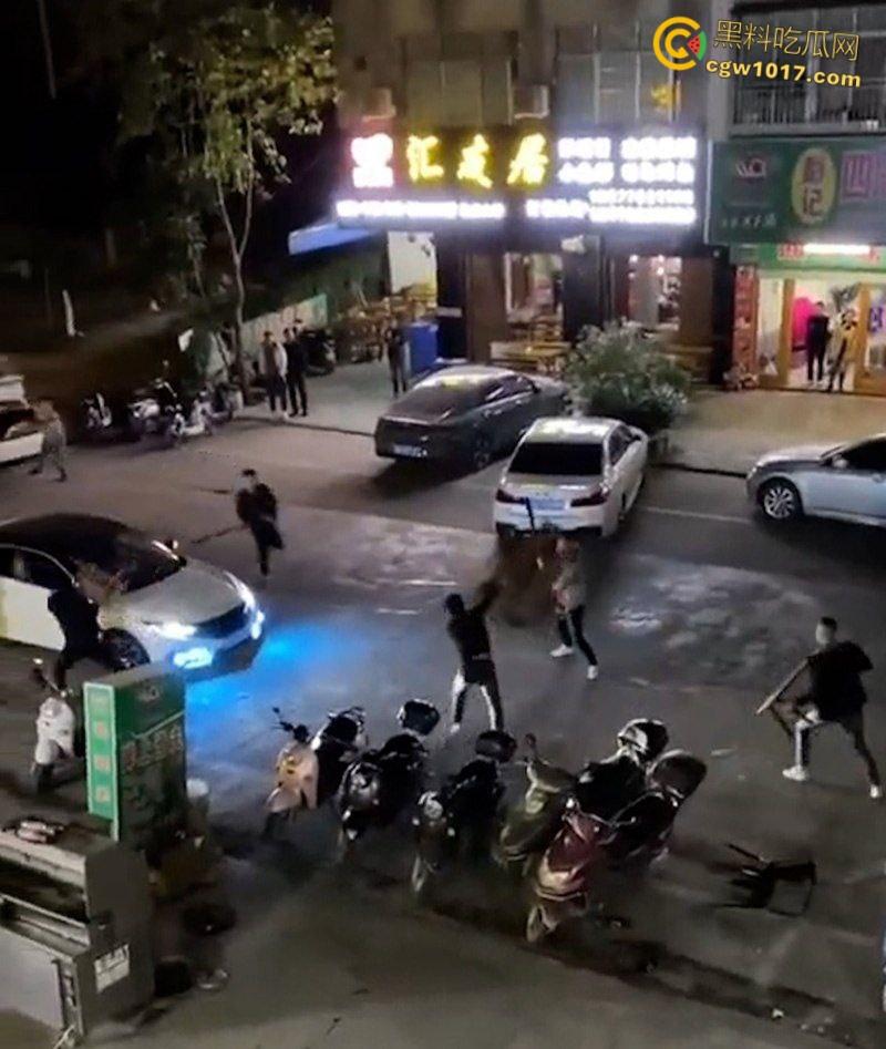 广东渔夫烧烤店发生乱斗火拼,一伙黑衣人手持砍刀见人就砍,烧烤店瞬间桌椅碎裂,楼上群众幸灾乐祸狂拍 !-6