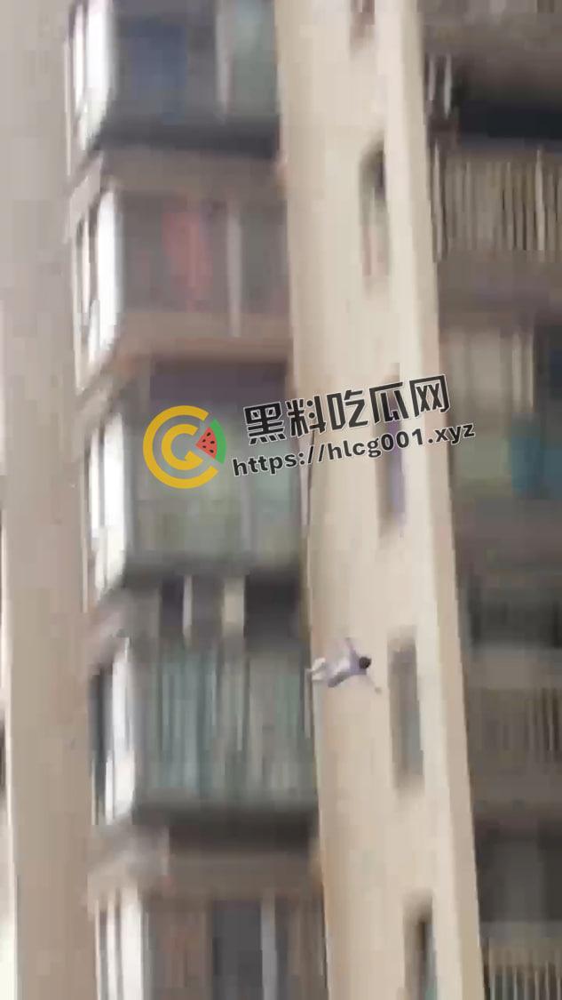 重庆巴南丽都锦城女子和婆婆吵架遂把亲生孩子丢下高楼 这当妈的真狠 现场视频流出 这下活不成了-3