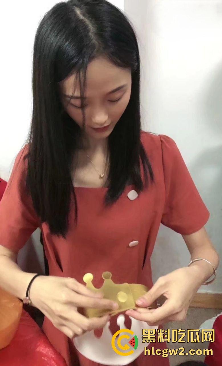 福建【郑雨桐】人妻反差震惊众人 表面端庄贤惠 私下性瘾超大 天天背着老公出去当出轨母狗!-6