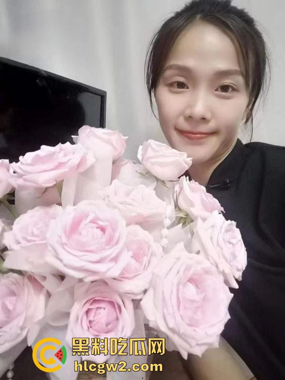 福建【郑雨桐】人妻反差震惊众人 表面端庄贤惠 私下性瘾超大 天天背着老公出去当出轨母狗!-8