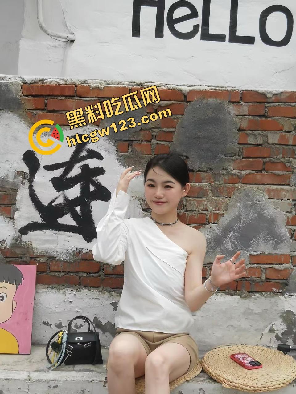 青岛女神【吴雯】表面名媛,私下跪舔金主深喉泪崩,她的喉咙比逼还紧,跪舔的模样比站着还贱!-1