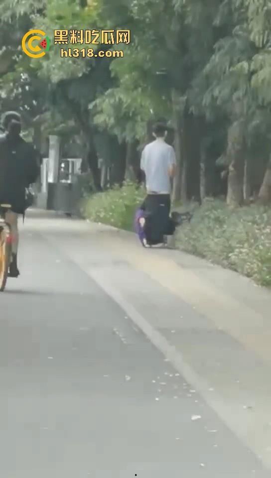 激情情侣马路边操逼！要不是有路人经过劝解还继续干，当路人都是你们两paly的一环呗！-8