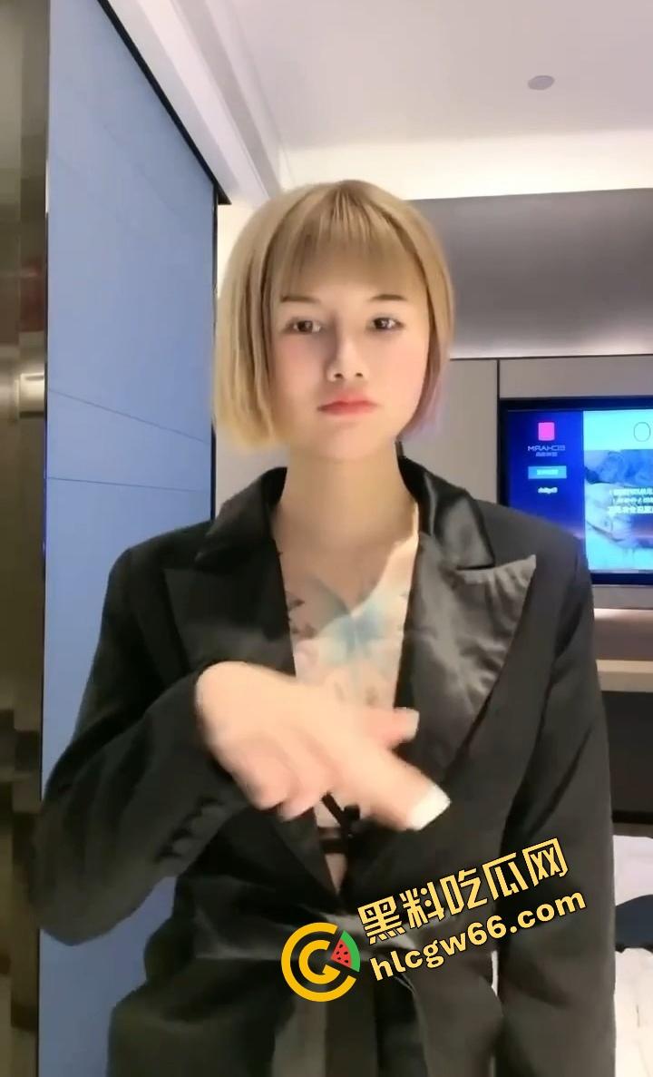 南昌骚货【赵利尔】自拍疯传,满背花纹白虎嫩穴,骚得让人想一炮操穿,后入姿势肯定张嘴求插!-2