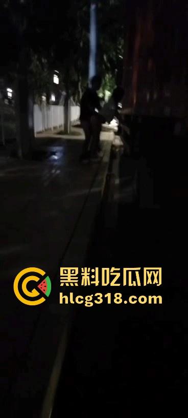 货车夫妻路边野战!面对偷拍围观者毫不慌张 还把肥臀翘起来一点方便老哥入深一点 巨骚无比!-1