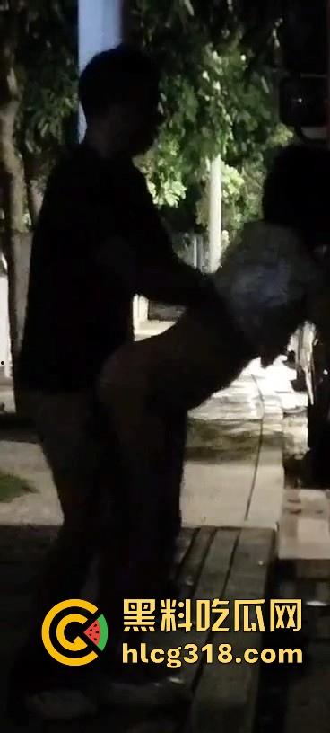 货车夫妻路边野战!面对偷拍围观者毫不慌张 还把肥臀翘起来一点方便老哥入深一点 巨骚无比!-4