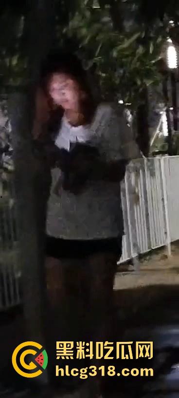 货车夫妻路边野战!面对偷拍围观者毫不慌张 还把肥臀翘起来一点方便老哥入深一点 巨骚无比!-6