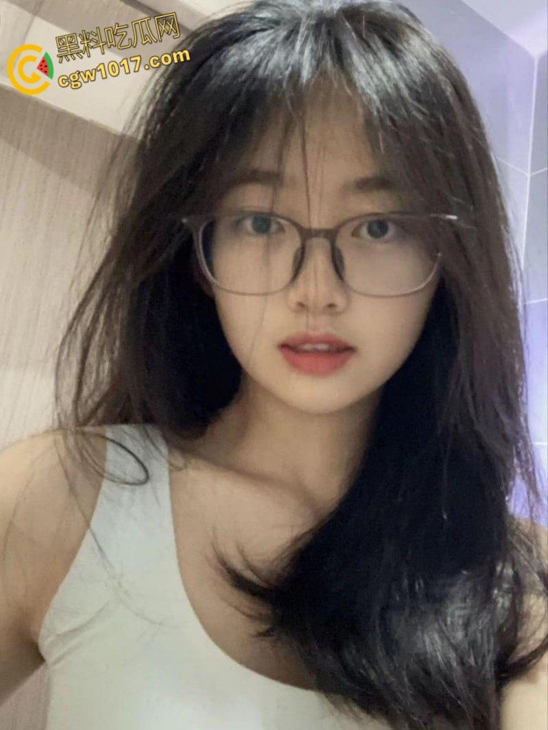 江苏南京学生妹【杜小柠】分手后遭渣男曝光,清纯女神沦为丧志母畜,露出自慰道具双通!-1