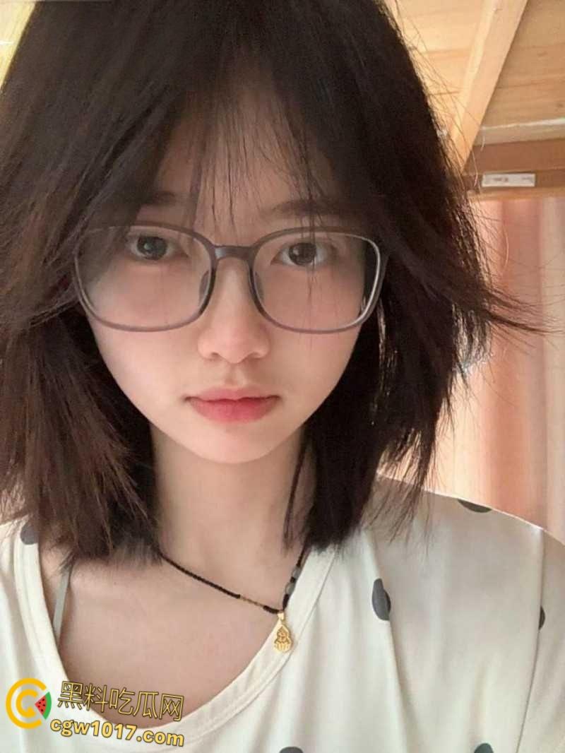 江苏南京学生妹【杜小柠】分手后遭渣男曝光,清纯女神沦为丧志母畜,露出自慰道具双通!-3