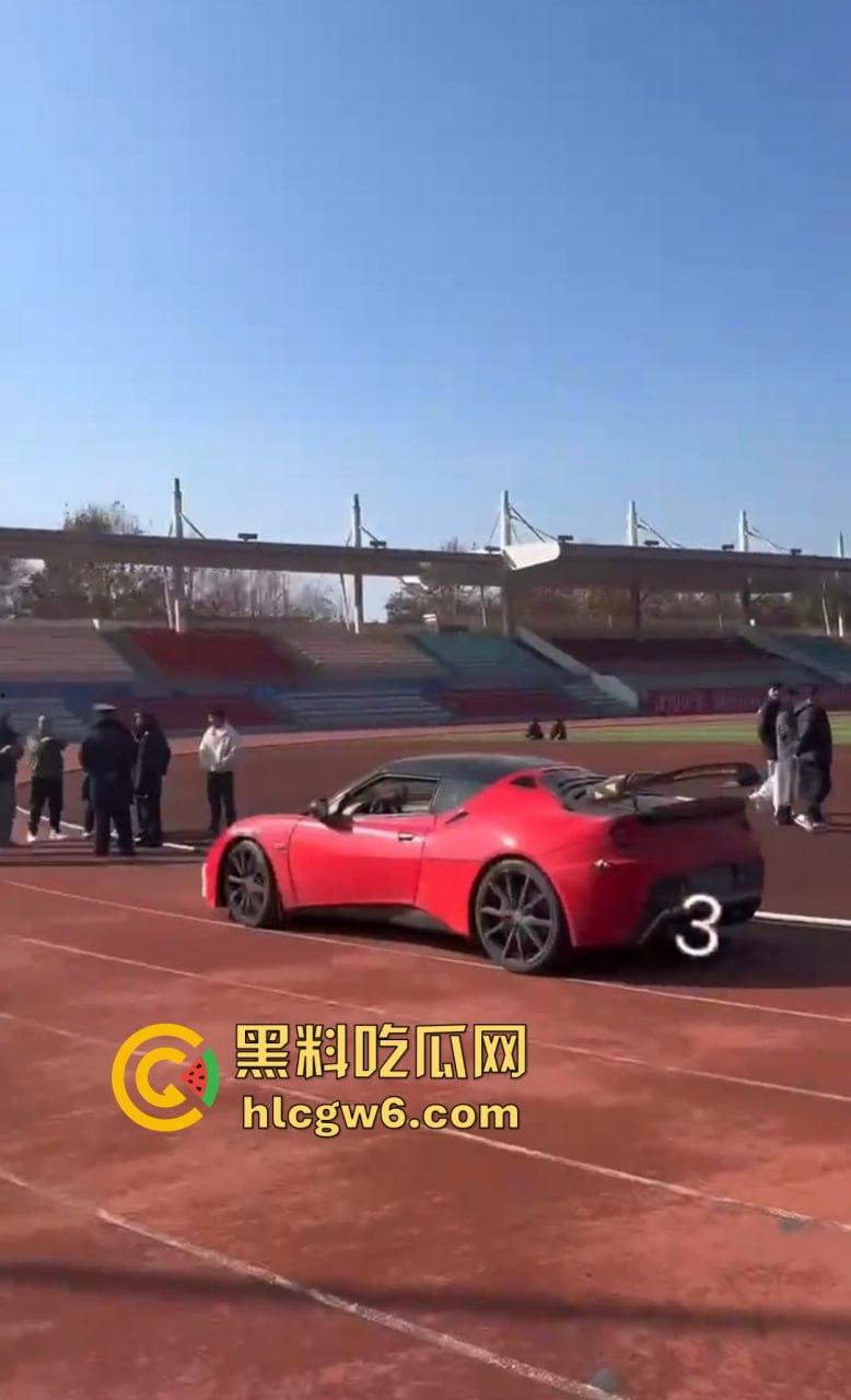 贵州遵义飙车哥路斯特霸气漂移进医药高等专科校园,操场草坪惨成赛车道,赔偿金额直接把人吓软!-2