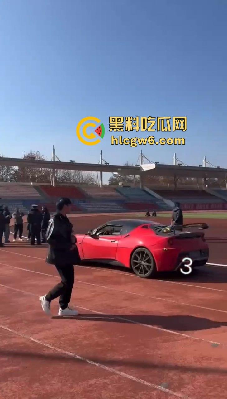 贵州遵义飙车哥路斯特霸气漂移进医药高等专科校园,操场草坪惨成赛车道,赔偿金额直接把人吓软!-4