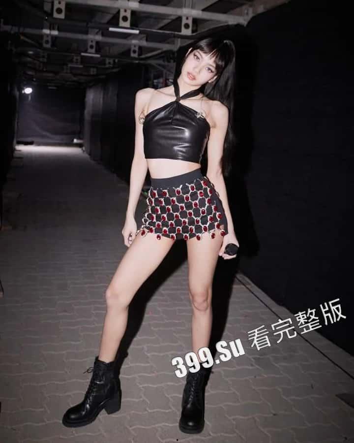 韩国女团「BLACKPINK」Lisa 在巡演中疑似不传内裤鲍鱼轮廓一览无余，网友：Lisa 现在已经成中分了-1