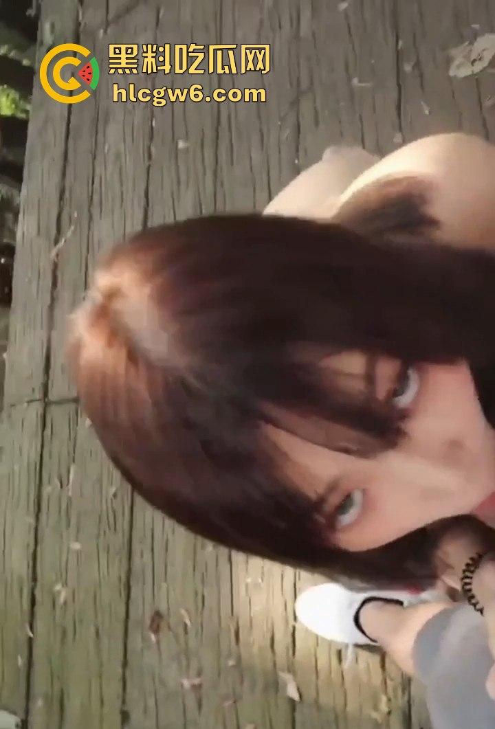 海南外国语极品骚货【冯静姝】带狗链公园伺候金主!跪地舔鸡巴,草地上演狗奴调教全套!-1