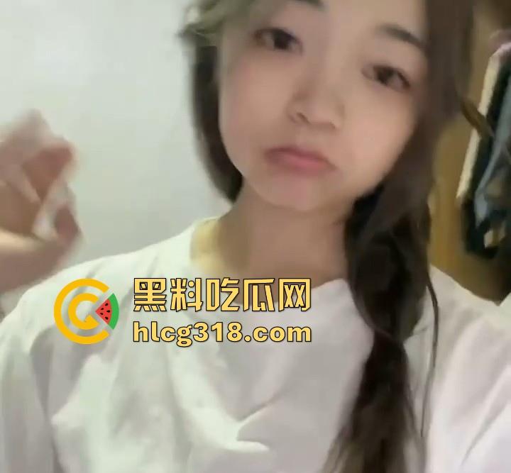 漳州卫生职业学院【陈欣雨】21岁极品身材学生妹 性瘾母狗居家自拍 勾引网友来约炮!-1