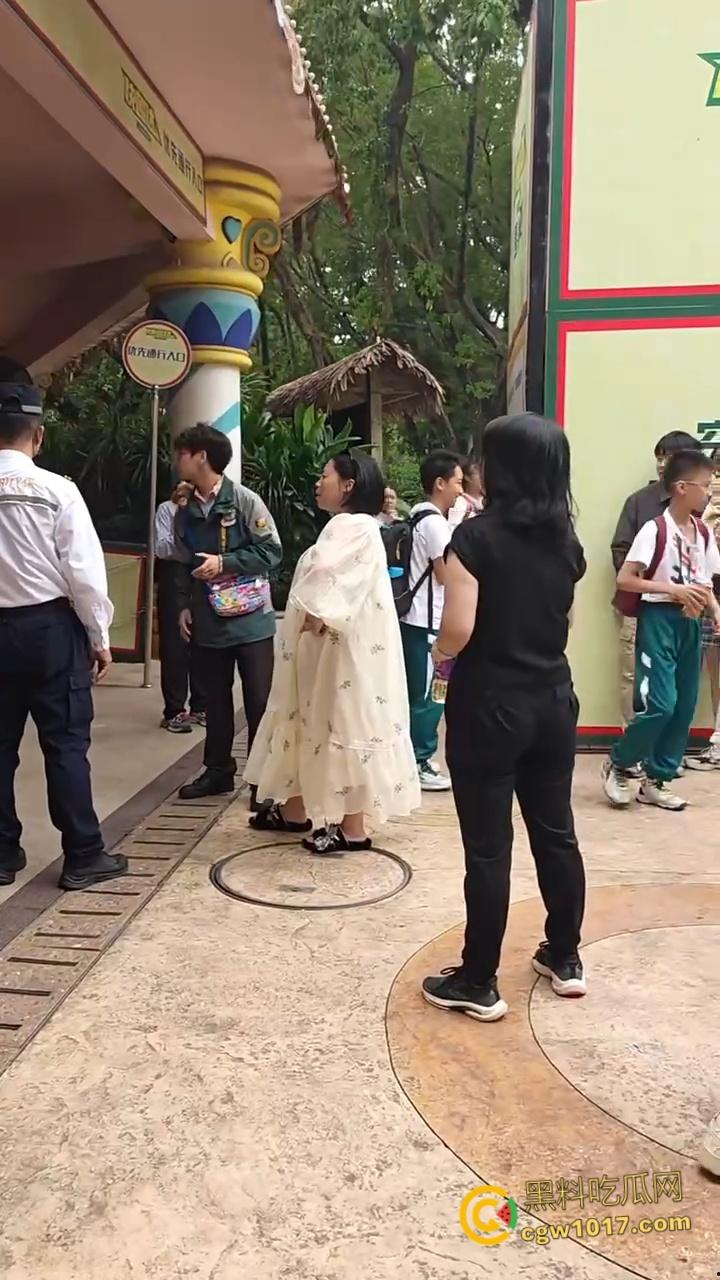 广州长隆野生动物园,长裙美女为狗大闹,不听劝阻当街闹事,怒砸玩具车扔路人,最终被安保人员请出 !-3