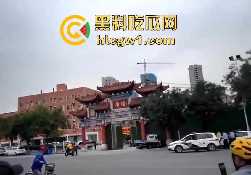 牛逼疯子硬扛警察!揭阳男子街头发疯,刀棍齐上,马路中间单挑五名公安!-1