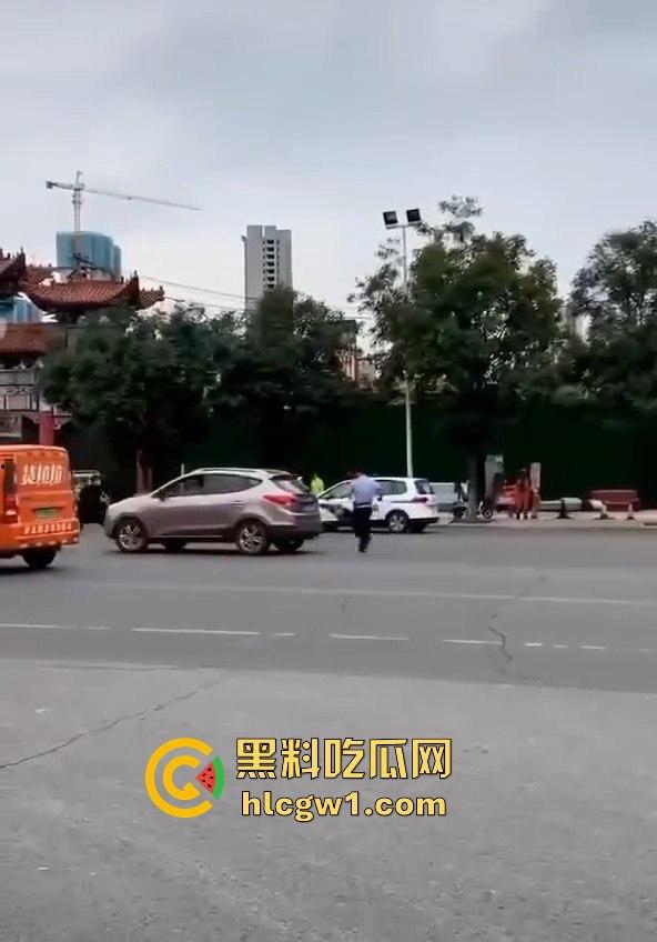 牛逼疯子硬扛警察!揭阳男子街头发疯,刀棍齐上,马路中间单挑五名公安!-3