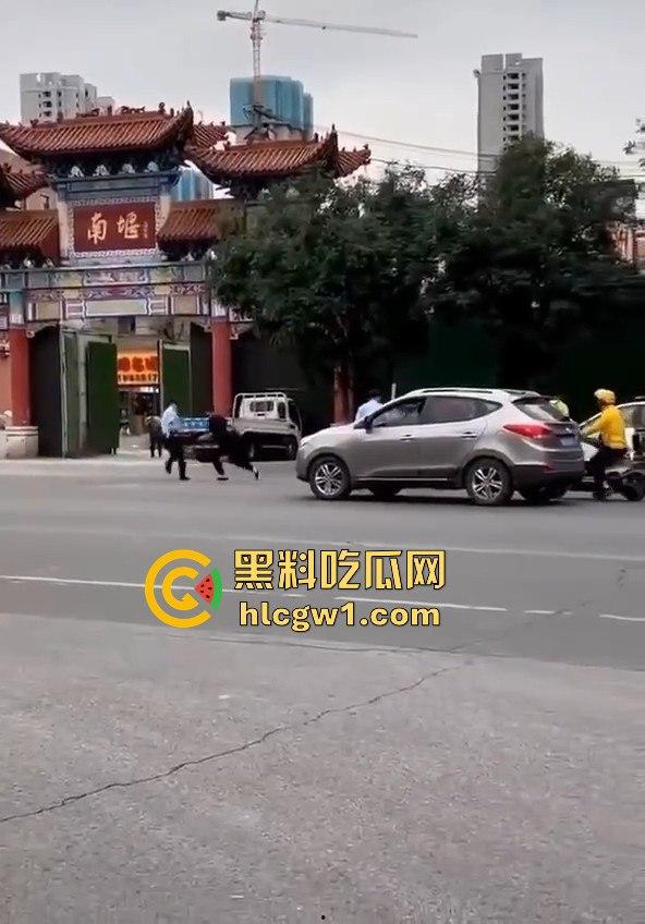 牛逼疯子硬扛警察!揭阳男子街头发疯,刀棍齐上,马路中间单挑五名公安!-4