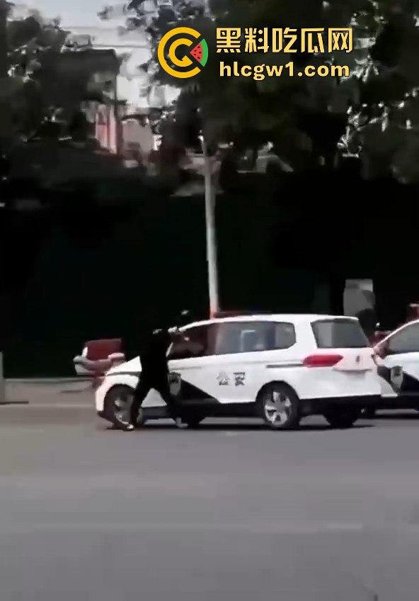 牛逼疯子硬扛警察!揭阳男子街头发疯,刀棍齐上,马路中间单挑五名公安!-5