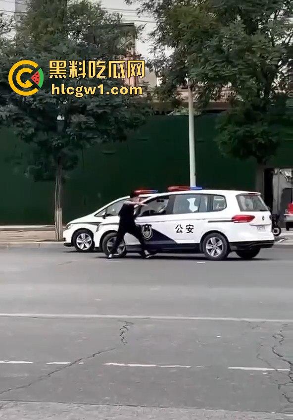 牛逼疯子硬扛警察!揭阳男子街头发疯,刀棍齐上,马路中间单挑五名公安!-7